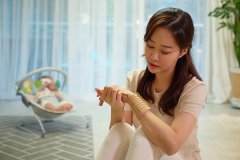 <b>高学历女性做全职妈妈，后悔大哭：当你赚不到钱，老</b>