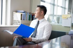 <b>年薪50万，被裁10分钟，你的铁饭碗抛弃你时，不会打一</b>