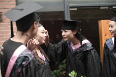 <b>灵魂拷问：一千万和清华录取通知书，你选哪个？</b>