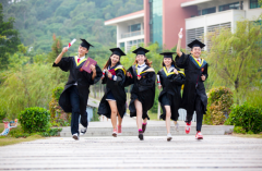 <b>毕业十年年薪百万？这届大学生在进入职场遭遇毒打后</b>
