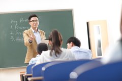 <b>编制竞争进入“白热化”！中学教师面试，一半是博士</b>